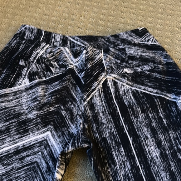 Lululemon printed elastic waist drawstring crop pants - Picture 3 of 5